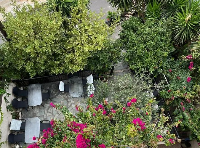 Candia Ξενοδοχείο *